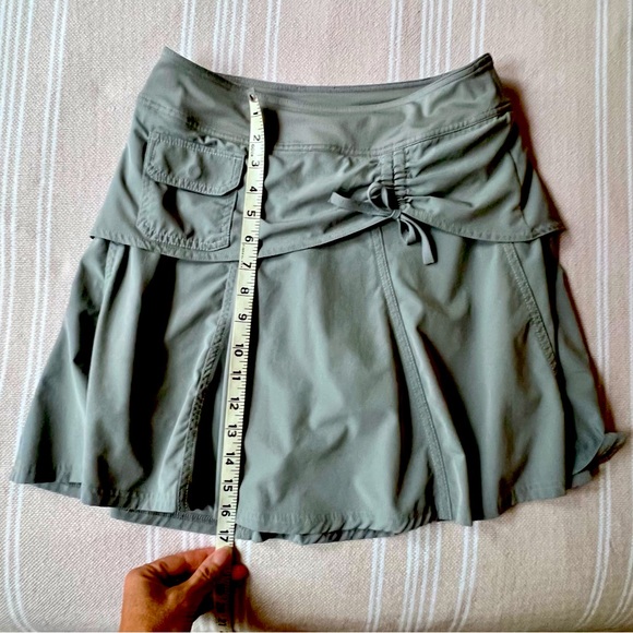 Athleta skort with small button front pocket and tie front bow. - Picture 4 of 6